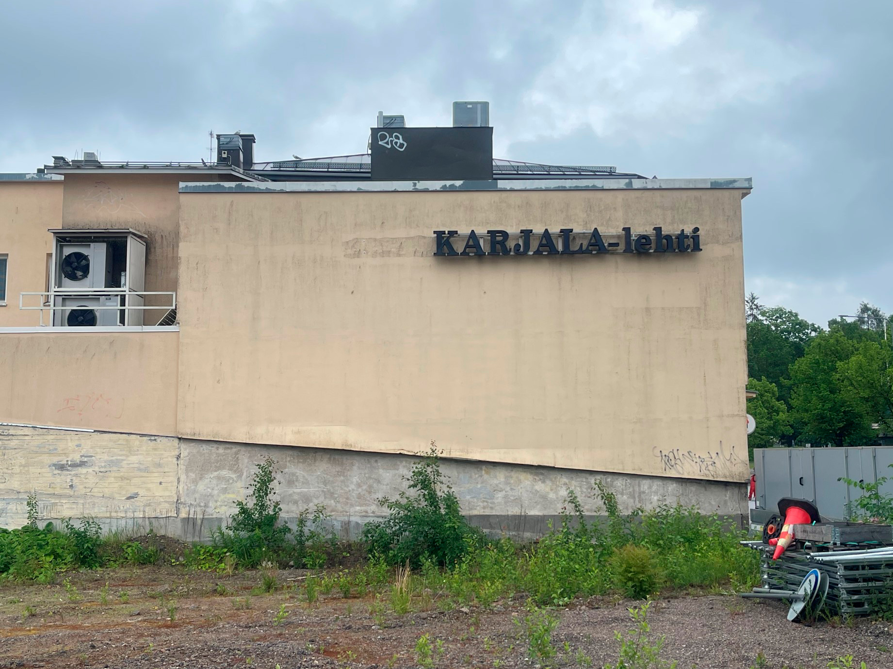 Keskustassa sijaitsee Karjalaisen kulttuurin Edistämissäätiön rakennus, johon voi toteuttaa SaiPa-aiheisen muraalin